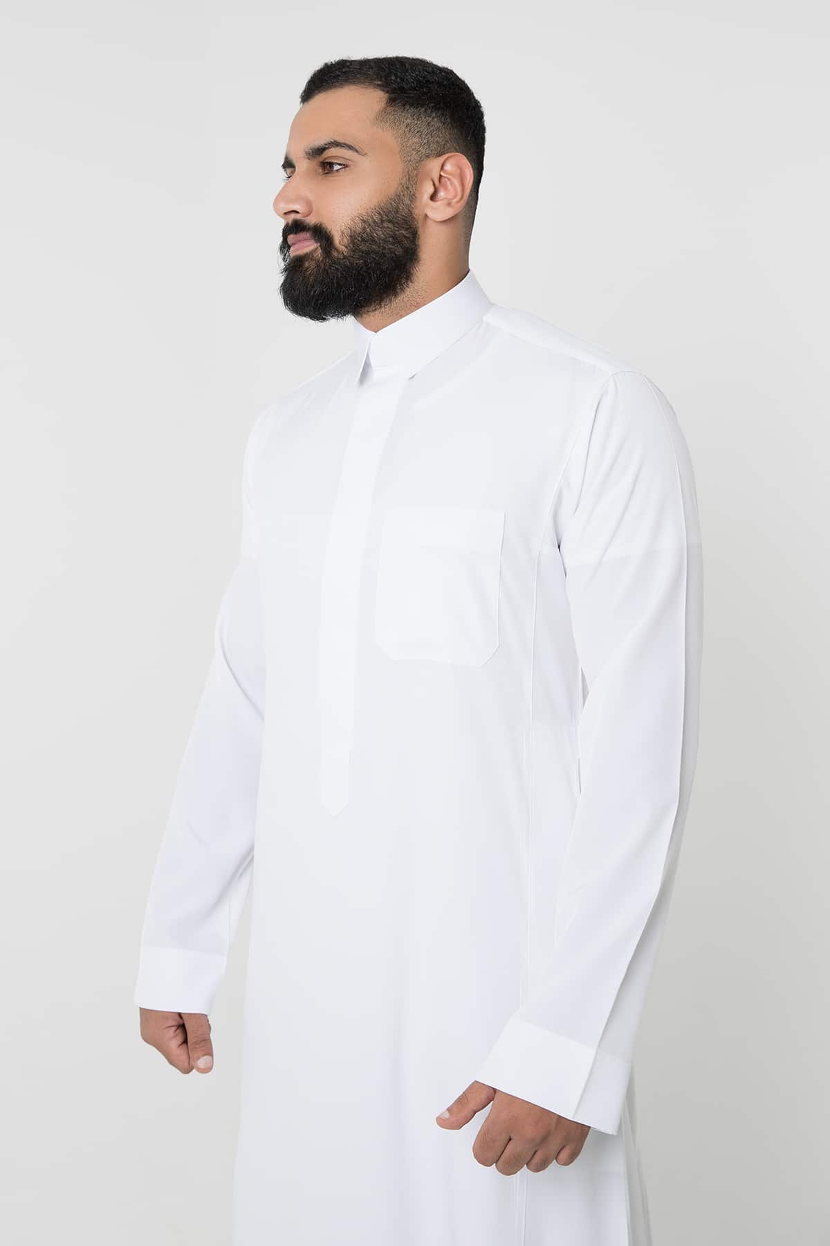 ثوب أبيض بياقة عالية