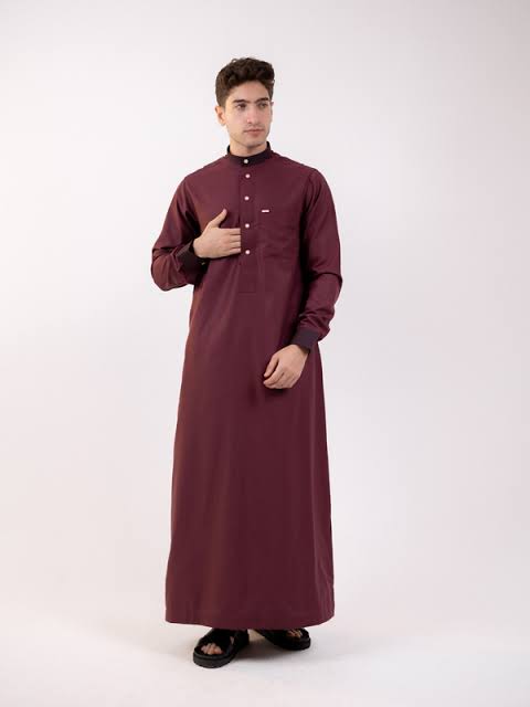 ثوب عنابي بأزرار