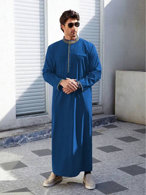 ثوب أزرق بياقة مطرزة