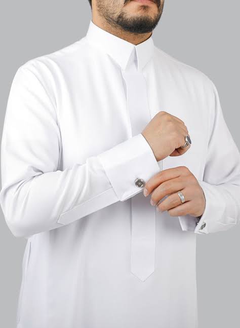 ثوب أبيض بأزرار أكمام